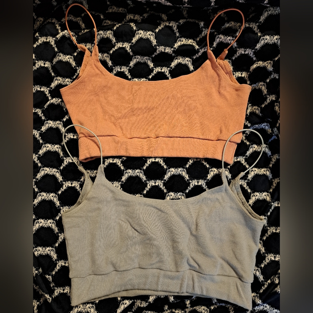 2 Crop tops